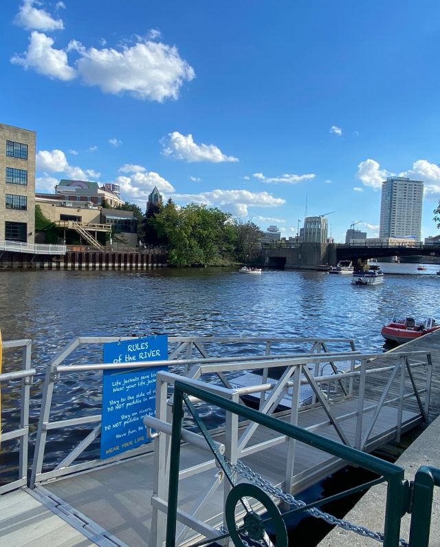 Thanks for a great week and weekend! 💙, #MKC at @schlitzparkmke + #MKC main location in the @harbordistrict ☀️🚣🏻‍♀️ 
.
.
#sunday  #MKC #milwaukeekayak #milwaukeeriver #milwaukeekayakcompany #milwaukeekayakcompanytours #takemetotheriver #teammkc #harbordistrict #wisconsin #river #kayaking #10yearsafloat