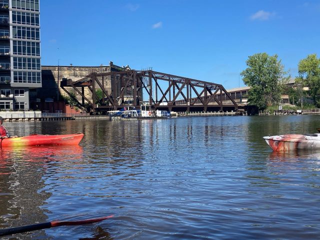 Another nice day ☀️ All boats due back 7:30pm tonight. 🚣🏻‍♀️ Photo taken at the confluence of the Milwaukee and Menomonee Rivers @mkedowntown 
.
.
#MKC #milwaukeekayak #milwaukeeriver #milwaukeekayakcompany #milwaukeekayakcompanytours #takemetotheriver #teammkc #harbordistrict #wisconsin #river #kayaking #10yearsafloat