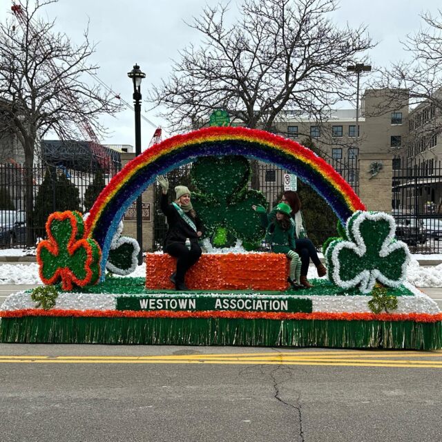 What a great St. Patrick’s parade this weekend ☘️ We really had an awesome time. Congratulations to all the organizers @westownassociation  on a great day. Even saw some of our favorites @benhandelman @daji_aswad
•
#MKC #milwaukeekayak #milwaukeeriver #milwaukeekayakcompany #milwaukeekayakcompanytours #takemetotheriver #teammkc #harbordistrict #wisconsin #river #kayaking #10yearsafloat #jerrysdocks #schlitzpark #summer