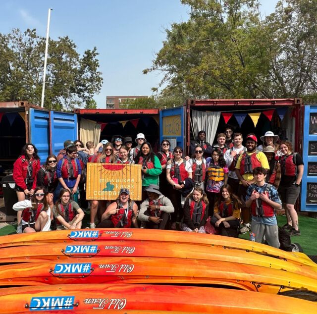 Monday morning kayak tour with these cool kids ☀️💙
•
#MKC #milwaukeekayak #milwaukeeriver #milwaukeekayakcompany #milwaukeekayakcompanytours #takemetotheriver #teammkc #harbordistrict #wisconsin #river #kayaking #10yearsafloat #jerrysdocks #schlitzpark #summer