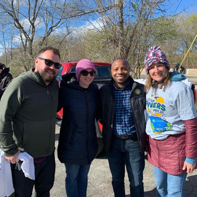 We had over 85 volunteers at our spot on the KK River this morning for the annual @mkeriverkeeper Spring Cleanup. @mayorofmilwaukee made a visit too on his way to another site, which was so awesome. Thanks everyone for showing up today!! Our city and rivers really need it. 
🌎
#MKC #milwaukeekayak #milwaukeeriver #milwaukeekayakcompany #milwaukeekayakcompanytours #takemetotheriver #teammkc #harbordistrict #wisconsin #river #kayaking #11yearsafloat #jerrysdocks  #schlitzpark #twistedfisherman #summer #fall #winter #spring #water #nature #waterislife