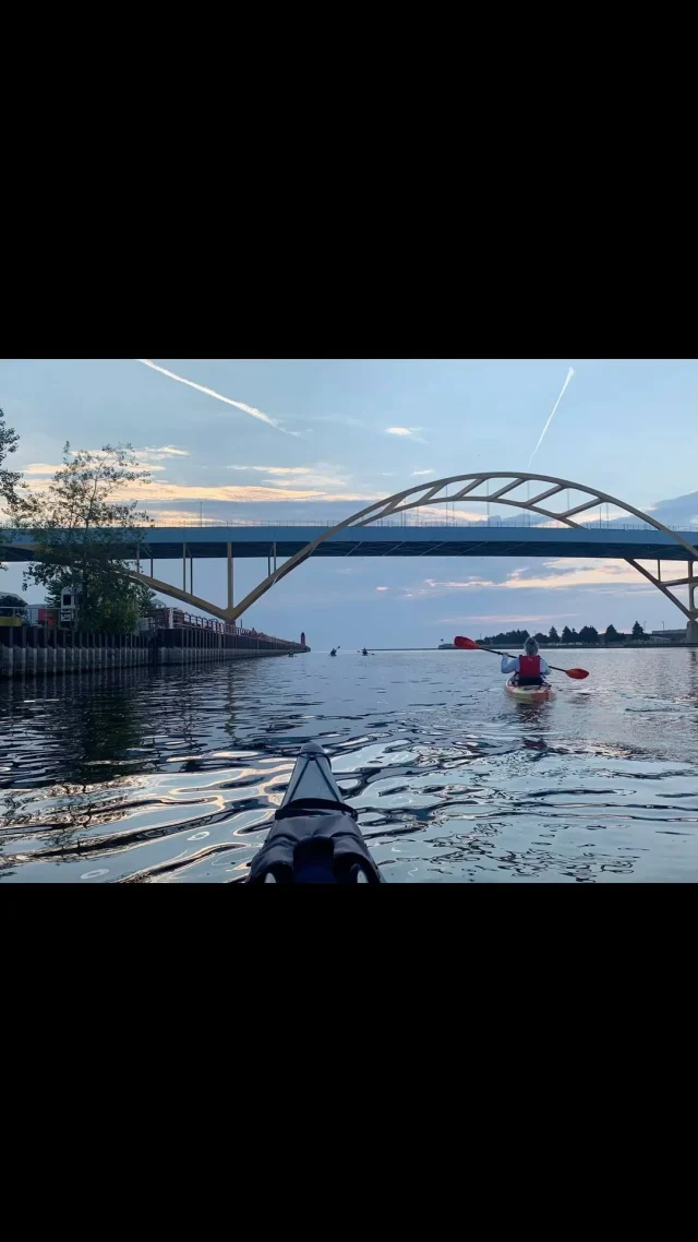 Sunny summer days at #MKC 💙🛶☀️ 
•
#MKC #milwaukeekayak #milwaukeeriver #milwaukeekayakcompany #milwaukeekayakcompanytours #takemetotheriver #visitmilwaukee #teammkc #milwaukee #wisconsin #kayaking #milwaukee #wisconsin