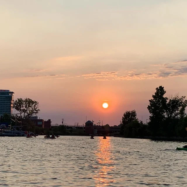 Sunset Tour tonight in the @menomoneerivervalley 5;30pm-8pm in celebration of Valley Week - we hope you can paddle with us! Reserve online or text us (414) 301-2240
•
#MKC #milwaukeekayak #milwaukeeriver #milwaukeekayakcompany #milwaukeekayakcompanytours #takemetotheriver #visitmilwaukee #teammkc #milwaukee #wisconsin #kayaking #milwaukee #wisconsin