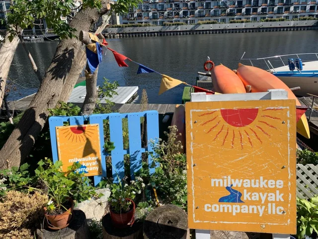 Open! All kayaks, canoes and paddleboards due back by 7pm tonight 💙 It’s a beauty, hope to see you! 
•
#MKC #milwaukeekayak #milwaukeeriver #milwaukeekayakcompany #milwaukeekayakcompanytours #takemetotheriver #visitmilwaukee #teammkc #milwaukee #wisconsin #kayaking #milwaukee #wisconsin