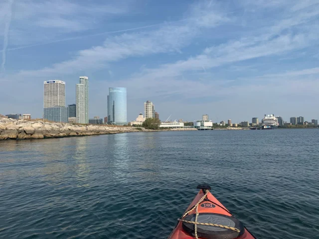 Nice morning paddle on this lovely Fall day ☀️ How lucky are we! Time to wrap up your work day and kayak with us… open today until 7pm and then this weekend. Packing it up for the season on Sunday… hope to see you 💙🛶
•
#MKC #milwaukeekayak #milwaukeeriver #milwaukeekayakcompany #milwaukeekayakcompanytours #takemetotheriver #visitmilwaukee #teammkc #milwaukee #wisconsin #kayaking #milwaukee #wisconsin