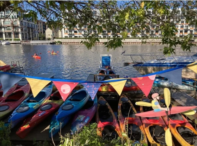 Hey everyone, it’s gonna be 79 degrees Friday! Time to skip work and kayak with us! If you’re in school, stay in school and kayak with us after! Final weekend of the season coming up - hope to see you! Reserve online, text or call anytime (414) 301-2240 
•
#MKC #milwaukeekayak #milwaukeeriver #milwaukeekayakcompany #milwaukeekayakcompanytours #takemetotheriver #visitmilwaukee #teammkc #milwaukee #wisconsin #kayaking #milwaukee #wisconsin