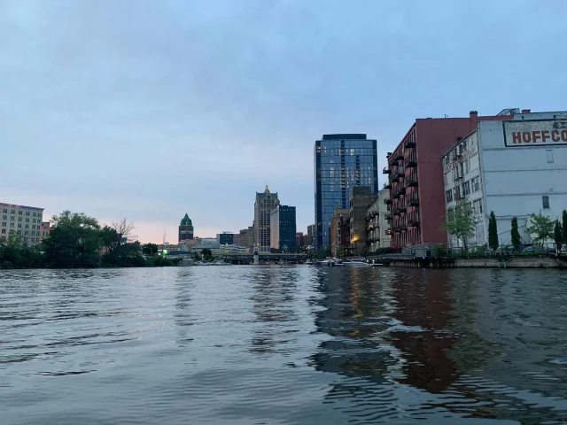 Happy Thanksgiving 💙🌊🛶
•
#MKC #milwaukeekayak #milwaukeeriver #milwaukeekayakcompany #milwaukeekayakcompanytours #takemetotheriver #visitmilwaukee #teammkc #milwaukee #wisconsin #kayaking #milwaukee #wisconsin