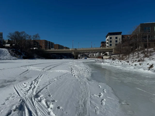 Beautiful day in the greenway today ☀️❄️ Where are your winter hikes taking you? 
•
#MKC #milwaukeekayak #milwaukeeriver #milwaukeekayakcompany #milwaukeekayakcompanytours #takemetotheriver #visitmilwaukee #teammkc #milwaukee #wisconsin #kayaking #milwaukee #wisconsin #puravida #tellmeallyourdreams #bemine #nature #greenway @mke_rrf @milwaukeerivergreenway