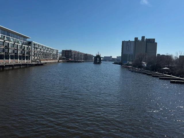 A view from up top. Have a safe weekend everyone 💚🤍 Also, hope to see you downtown for the St. Patrick’s Parade @westownassociation ~~ Sat @ noon
•
#MKC #milwaukeekayak #milwaukeeriver #milwaukeekayakcompany #milwaukeekayakcompanytours #takemetotheriver #visitmilwaukee #teammkc #milwaukee #wisconsin #kayaking #milwaukee #wisconsin #puravida #tellmeallyourdreams #valentine #bemine #wearit #wearyourlifejacket #spring #summer #riverwalk @milwaukeeriverwalk