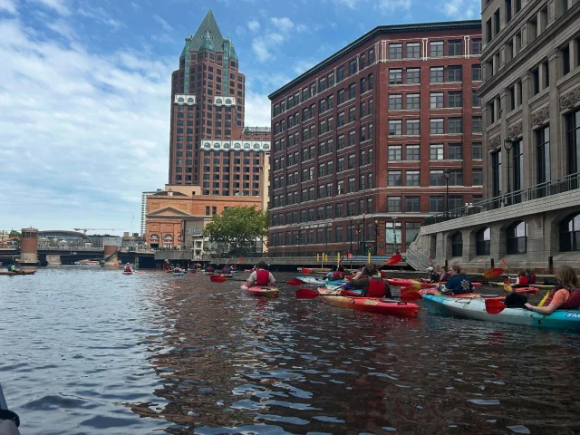 Lovely Tuesday morning with @nicoletopes 🛶💙☀️ 
•
#MKC #milwaukeekayak #milwaukeeriver #milwaukeekayakcompany #milwaukeekayakcompanytours #takemetotheriver #visitmilwaukee #teammkc #milwaukee #wisconsin #kayaking #milwaukee #wisconsin #puravida #tellmeallyourdreams #valentine #bemine #wearit #wearyourlifejacket #spring #summer #jerrysdocks #jerryssilomarina