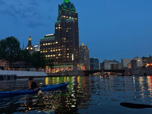 Lovely Moonlight Paddle tonight ☀️💙🛶 Next one is set for Thursday, July 10th. Link in bio. 
•
#MKC #milwaukeekayak #milwaukeeriver #milwaukeekayakcompany #milwaukeekayakcompanytours #takemetotheriver #visitmilwaukee #teammkc #milwaukee #wisconsin #kayaking #milwaukee #wisconsin #puravida #tellmeallyourdreams #valentine #bemine #wearit #wearyourlifejacket #spring #summer #jerrysdocks #jerryssilomarina