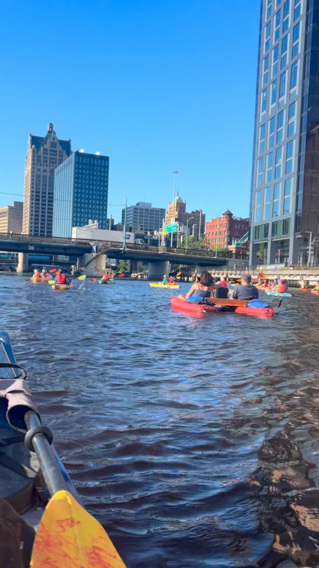 Lovely day and a fun night with @funkclubwagon ⭐️ Thanks so much for coming out. Good night 💙
•
#MKC #milwaukeekayak #milwaukeeriver #milwaukeekayakcompany #milwaukeekayakcompanytours	
#takemetotheriver #visitmilwaukee #teammkc #wisconsin #kayaking #milwaukee #discoverwisconsin #puravida #bemine #wearit #summer #jerrysdocks #river #tellmeallyourdreams #goodvibesonly