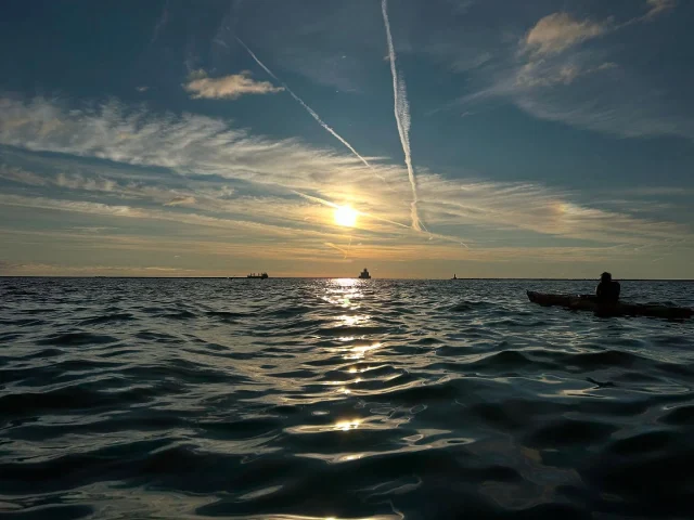 Morning paddle 💙 Open today until 7:30pm or until all kayaks are back to the dock. Many of our staff are going back to college so this weekend, we’ll be open at our main location for rentals only. Saturday & Sunday we open at 9am, Monday at 10am. It’s gonna be a beautiful weekend - hope to see you!
•
•
#MKC #milwaukeekayak #milwaukeeriver #milwaukeekayakcompany #milwaukeekayakcompanytours	
#takemetotheriver #visitmilwaukee #teammkc #wisconsin #kayaking #milwaukee #discoverwisconsin #puravida #bemine #wearit #summer #jerrysdocks #river #tellmeallyourdreams #goodvibesonly