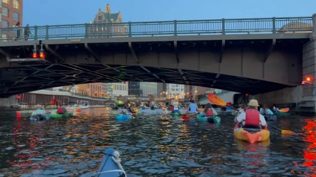 Beautiful night kayaking along with @peoplebrothersband (sound up!) - they were awesome! Thanks for paddling everyone, what beautiful night on our rivers. ⭐️
Thanks to @joyengine + @funkclubwagon @indeedmilwaukee @milwaukeeriverwalk @milwaukeekayak @twistedfishermanmke  for making the MKE River Roundups possible. 
•
#MKC #milwaukeekayak #milwaukeeriver #milwaukeekayakcompany #milwaukeekayakcompanytours	
#takemetotheriver #visitmilwaukee #teammkc #wisconsin #kayaking #milwaukee #discoverwisconsin #puravida #bemine #wearit #summer #jerrysdocks #river #tellmeallyourdreams #goodvibesonly