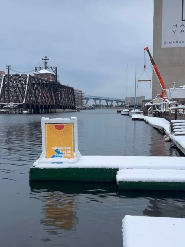 Still beautiful 🤍❄️
•
#MKC #milwaukeekayak #milwaukeeriver milwaukeekayakcompany milwaukeekayakcompanytours	
takemetotheriver visitmilwaukee teammkc wisconsin kayaking milwaukee discoverwisconsin puravida bemine wearit summer jerrysdocks river tellmeallyourdreams goodvibesonly