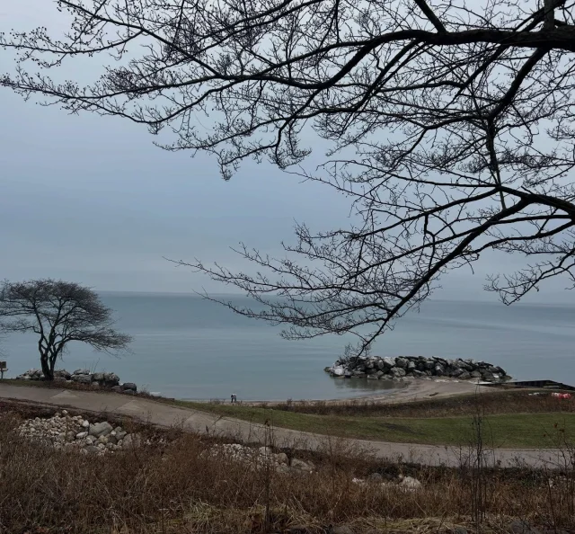 So easy to love 💙❄️🤍
•
#MKC #milwaukeekayak #lakemichigan #milwaukeekayakcompany #milwaukeekayakcompanytours	
takemetotheriver visitmilwaukee teammkc wisconsin kayaking milwaukee discoverwisconsin puravida bemine wearit summer jerrysdocks river tellmeallyourdreams goodvibesonly