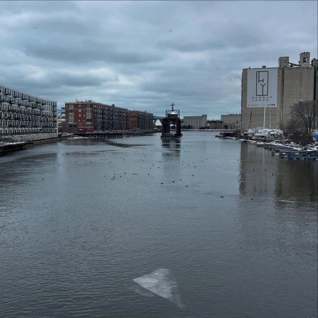 Snow day ❄️ 🤍
•
#MKC #milwaukeekayak #milwaukeeriver #lighthouse #	takemetotheriver visitmilwaukee teammkc wisconsin kayaking milwaukee discoverwisconsin puravida bemine wearit summer jerrysdocks river tellmeallyourdreams goodvibesonly