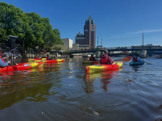 Another lovely day on our rivers. Open today until 7:30pm or until all kayaks are back to our dock. Last boats launch by 5:30pm 🤍 Hope to see you!
#mkc #milwaukee #milwaukeekayak #milwaukeekayakcompany #teammkc
@visitmilwaukee @mkedowntown @harbordistrict