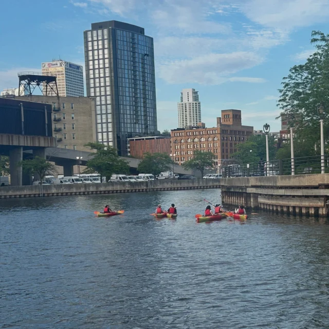 A view from above 💙 Loving our new kayaks this season and it’s been so fun seeing you all on the river and here at MKC. Open today and tomorrow at our main location in Jerry’s Docks & @schlitzparkmke opens today too! Thanks for kayaking with us, hope to see you.
#mkc #milwaukee #milwaukeekayak #milwaukeekayakcompany #teammkc